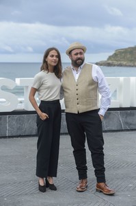Alicia-Vikander--Submergence-Photocall-2017-San-Sebastian-Film-Festival-07.thumb.jpg.d8edfcf030e249279ea4bc39940d9983.jpg