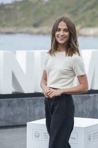 Alicia-Vikander--Submergence-Photocall-2017-San-Sebastian-Film-Festival-08.thumb.jpg.0703ef9bad9b8c96daeac424a1dbf7b7.jpg