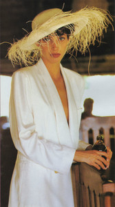Christy_Turlington_US_Vogue_May_1990_19.thumb.jpg.a07bc8f0db06bdc6400f2fa62e80d085.jpg