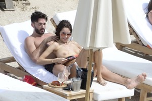 Nabilla-Benattia-Sexy-Topless-8-fgro.thumb.jpg.a11c182b5ae9e231ed19cfac0ba1a896.jpg