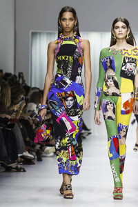 Versace-RTW-SS18-Milan-1-2-1506106082-bigthumb.thumb.jpg.ac7a33223ca52584440fe7c74ed72349.jpg