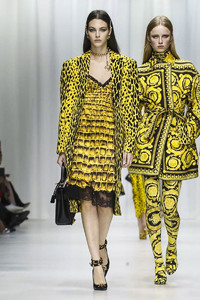 Versace-RTW-SS18-Milan-2058-1506105549-bigthumb.thumb.jpg.7693cb57908c81c451ba9f69a01b7768.jpg