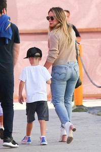 hilary-duff-out-in-la-9917-11.jpg