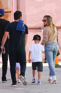 hilary-duff-out-in-la-9917-13.jpg