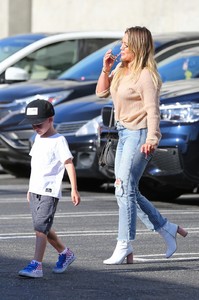 hilary-duff-out-in-la-9917-17.jpg