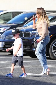 hilary-duff-out-in-la-9917-18.jpg