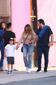 hilary-duff-out-in-la-9917-8.jpg