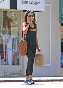 jordana-brewster-out-in-brentwood-after-her-morning-workout-82817-10.jpg