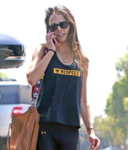 jordana-brewster-out-in-brentwood-after-her-morning-workout-82817.jpg