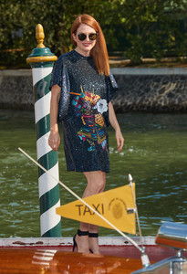 julianne-moore-arriving-at-the-74th-venice-film-festival-9217-23.jpg