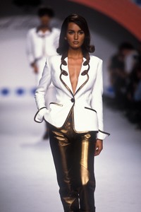 karl-lagerfeld-ss-1991-3.thumb.JPEG.8d5892c762be4b8a69be8941ab0f6c4e.JPEG