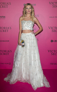 rs_634x1024-161201044819-634.Maggie-Lane-Victorias-Secret-Pink-Carpet-JR-120116.jpg