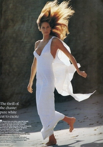 uk_vogue_june_1989_14.thumb.jpg.f5c355e30e3f3a1342b4943acfe8ccf4.jpg