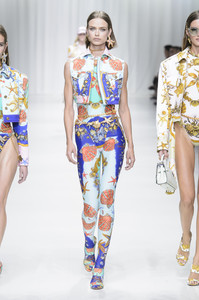 versace-rs18-5994.thumb.jpg.b220f6e5ed8e3b598a1e21dbc9479b07.jpg