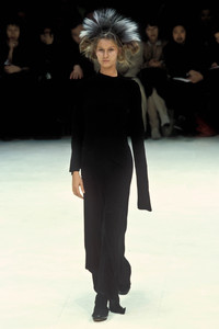 yohji-yamamoto-fw-2000-1.thumb.JPEG.41c09471e40c651fd7132604b3dbdf1d.JPEG