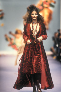 0_chloe-fw-1993-1_html.thumb.JPEG.cf3ef758f5f236ac2318a4bb97c46e12.JPEG