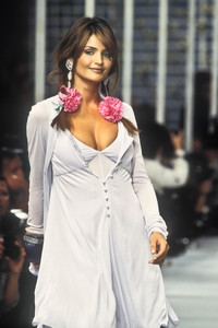 0_chloe-ss-1993-1_html.thumb.JPEG.0244cfeb94912834858e15c9a25b63f7.JPEG