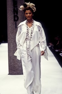 0_fendi-ss-1993-1_html.thumb.JPEG.5cb70eb9bc8590ba0c7b28e1d87685aa.JPEG