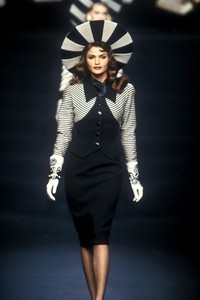 0_valentino-fw-1992-1_html.thumb.JPEG.e47de45af408488382e33c4c655f00af.JPEG