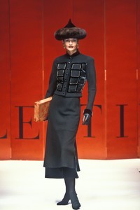 11_valentino-hc-fw-1993-12_html.thumb.JPEG.b8d189fd6f410229d146ae2ec220bb5f.JPEG
