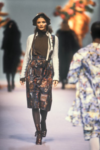 1_chloe-fw-1993-2_html.thumb.JPEG.38d28f752f49685be77b154b7ffd62e3.JPEG