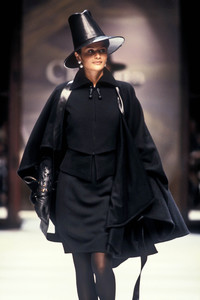 1_christian-dior-hc-fw-1993-2_html.thumb.JPEG.c96e53669e32eb29756b5204e8764d3f.JPEG