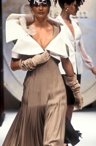 1_christian-dior-hc-ss-1993-2_html.thumb.JPEG.ed936e17373cf61fa840d06e2c970585.JPEG