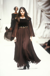 1_fendi-fw-1991-2_html.thumb.JPEG.0d4d10be3f1afd300750aa7c3c6a61d9.JPEG