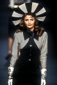 1_valentino-fw-1992-2_html.thumb.JPEG.c11ac79d6cf1dbda70c7221f0a848e1a.JPEG
