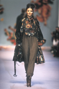 2_chloe-fw-1993-3_html.thumb.JPEG.1fc4b186e60a3bb6ff177d6d2fb43c42.JPEG