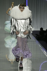 2_christian-dior-fw-2004-3_html.thumb.JPEG.a42116ed06e3b117e2240d7fa597dda6.JPEG