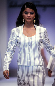 2_salvatore-ferragamo-ss-1991-3_html.thumb.JPEG.a99d0e2a30283357bea0a97d4a271300.JPEG