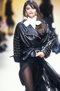 2_valentino-fw-1992-3_html.thumb.JPEG.8b7b0696ab118a65b9146f69e099909a.JPEG