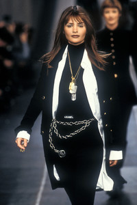 4_chanel-fw-1993-5_html.thumb.JPEG.f79fea01e98f33129d7d8af6c7f0aa65.JPEG