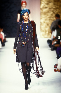 4_chanel-hc-fw-1992-5_html.thumb.JPEG.cc04be101e6f582562857a4367100506.JPEG