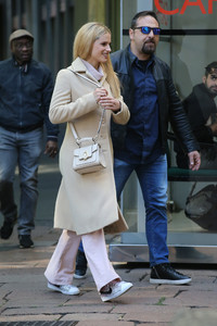 54973642_michelle-hunziker-in-milan-20171023-9.jpg