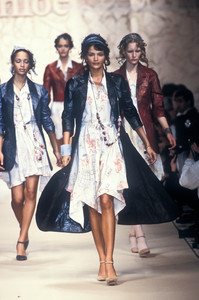 5_chloe-ss-1994-6_html.thumb.JPEG.c494a747fcb4aca11b272474805f860b.JPEG