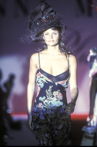 6_blumarine-ss-1994-7_html.thumb.JPEG.a399f6d1e6b9686ba7e3d6da58e4cf6c.JPEG