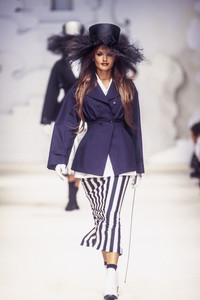 6_karl-lagerfeld-ss-1993-7_html.thumb.JPEG.3a460c7202b1975df941df8678e61ca0.JPEG