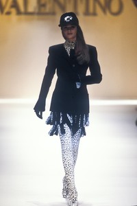 6_valentino-fw-1992-7_html.thumb.JPEG.d810b628c3f3922374808137f0f44cef.JPEG
