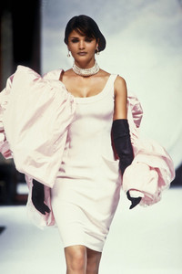 7_christian-dior-hc-fw-1992-8_html.thumb.JPEG.1f4bdf436d297c4170db71db4aab09de.JPEG