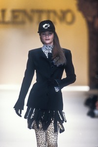 7_valentino-fw-1992-8_html.thumb.JPEG.a92cb686f85147a4ea8b1849ad976bc2.JPEG