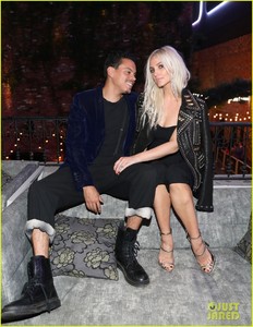 ashlee-simpson-celebrates-birthday-with-sister-jessica-hubby-evan-ross-04.JPG