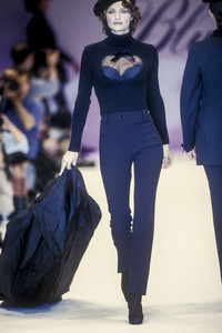 blumarine-fw-1993-1.thumb.jpg.caf70a72401ac6f7feea44904f54978a.jpg