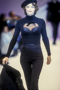 blumarine-fw-1993-2.thumb.jpg.e34a1cf12dcfa6675321151175c84953.jpg