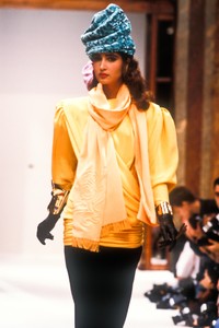 emanuel-ungaro-hc-fw-1985-1.thumb.JPEG.9f51f952721e8df5d6c4ccf98084701c.JPEG