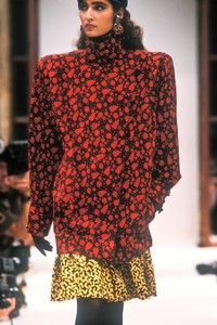emanuel-ungaro-hc-fw-1985-3.thumb.JPEG.a7876b1e51fedf5c9b6dfb0abce60050.JPEG