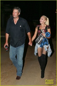 gwen-stefani-joins-blake-shelton-at-grand-opening-of-his-new-restaurant-01.jpg