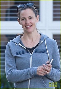 jennifer-garner-braves-the-la-heat-for-a-trip-to-the-pumpkin-patch-02.jpg