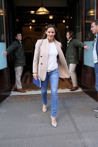 jennifer-garner-casual-style-leaving-the-greenwich-hotel-in-nyc-4.jpg